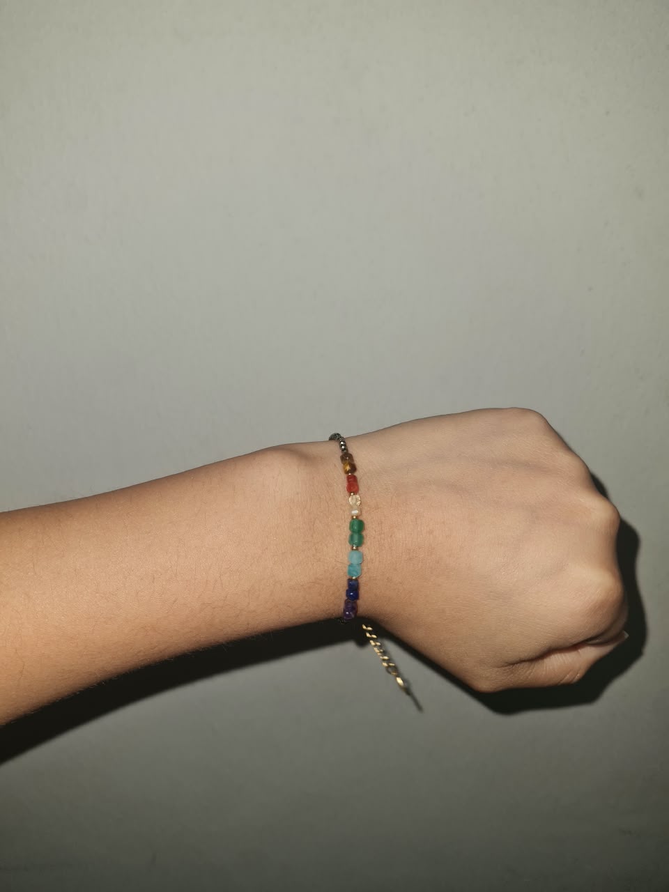 Pulsera 7 chakras en la muñeca de una clienta