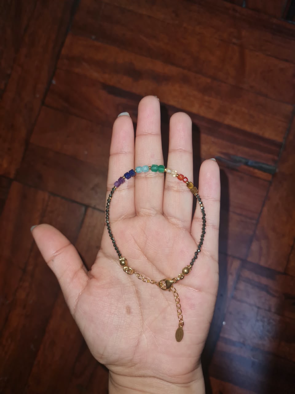 Pulsera 7 chakras en la palma de una mano