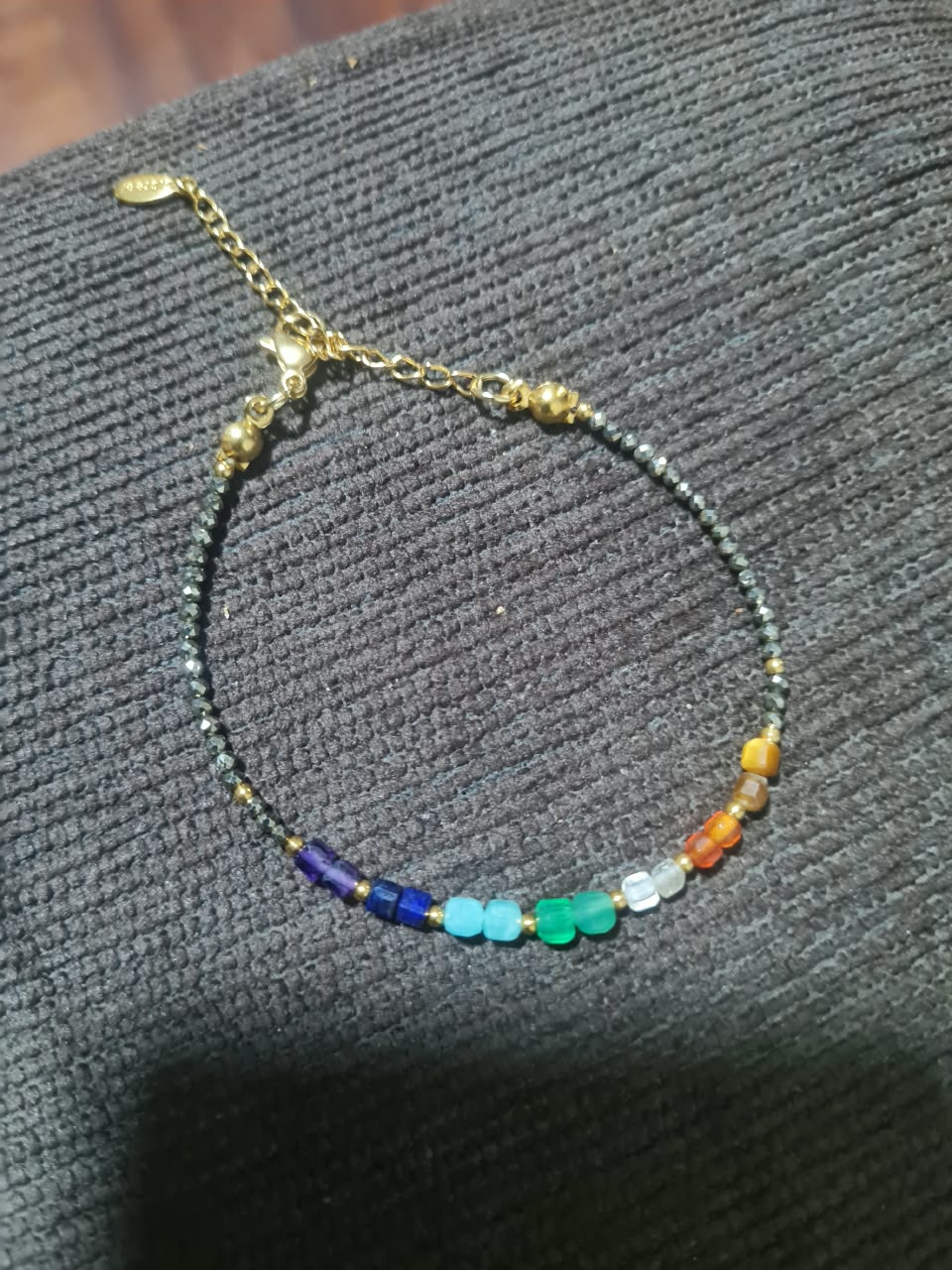 Pulsera 7 chakras sobre una tela gris